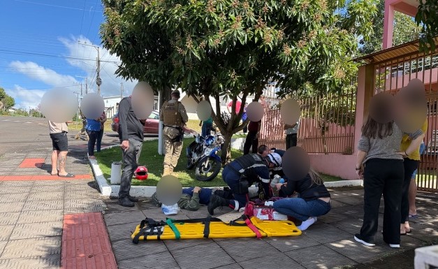 Colisão entre carro e motocicleta deixa homem gravemente ferido