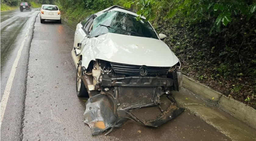 Motorista fica ferido após capotamento na BR-282