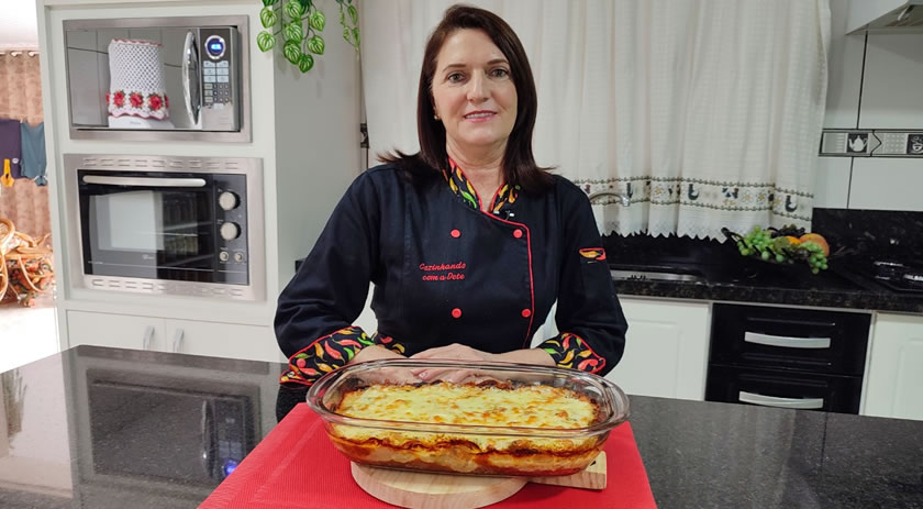 Dete ensina a preparar frango assado no forno com batatas