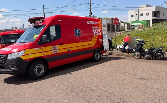 Mulher sofre suspeita de fratura após queda de motocicleta