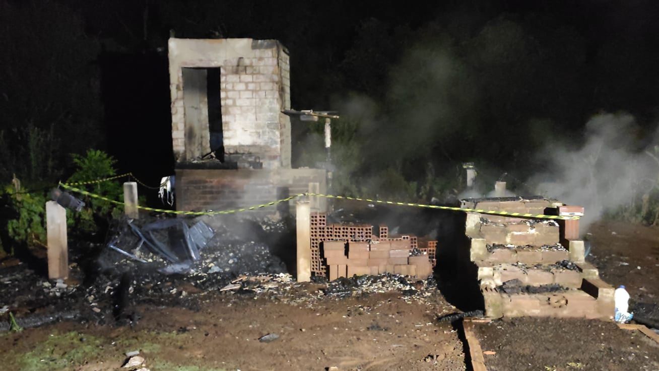 Fogo destrói residência no interior de Saudades
