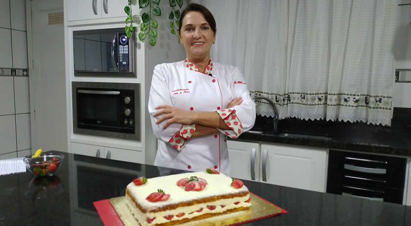 Aprenda a preparar um bolo de leite ninho com morango