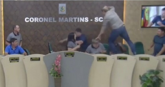 Câmara de Vereadores do Oeste vira 'ringue' em briga de vereadores