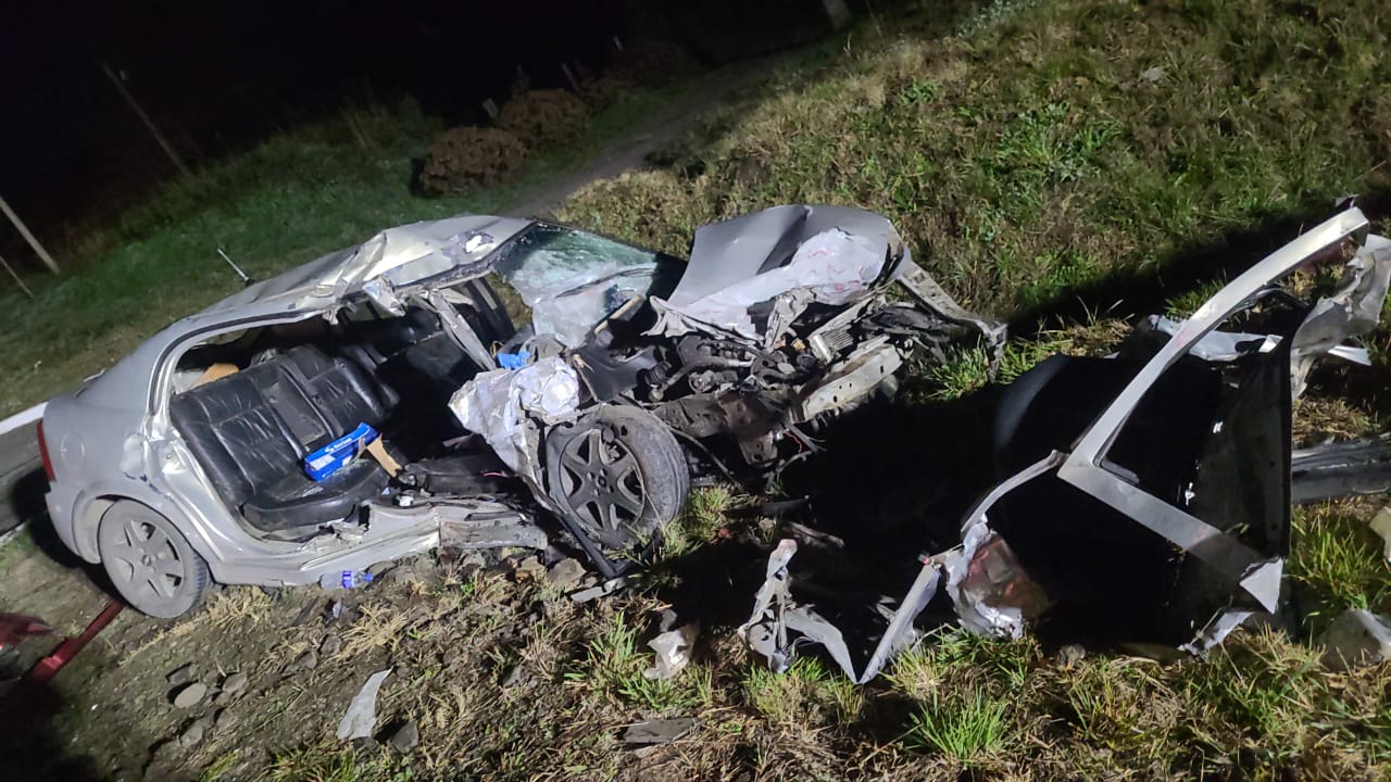 Acidente entre carro e caminhão deixa dois mortos e três feridos