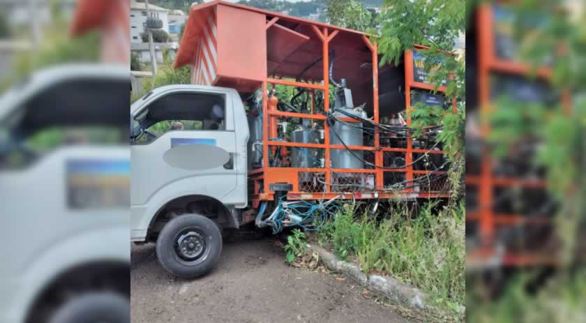 Acidente é registrado com caminhão de sinalização