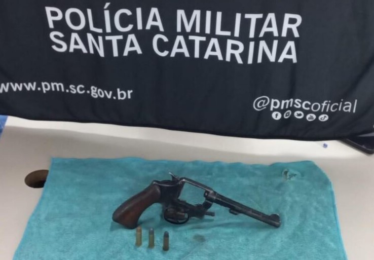 PM localiza fusca furtado com revólver dentro no Oeste Catarinense