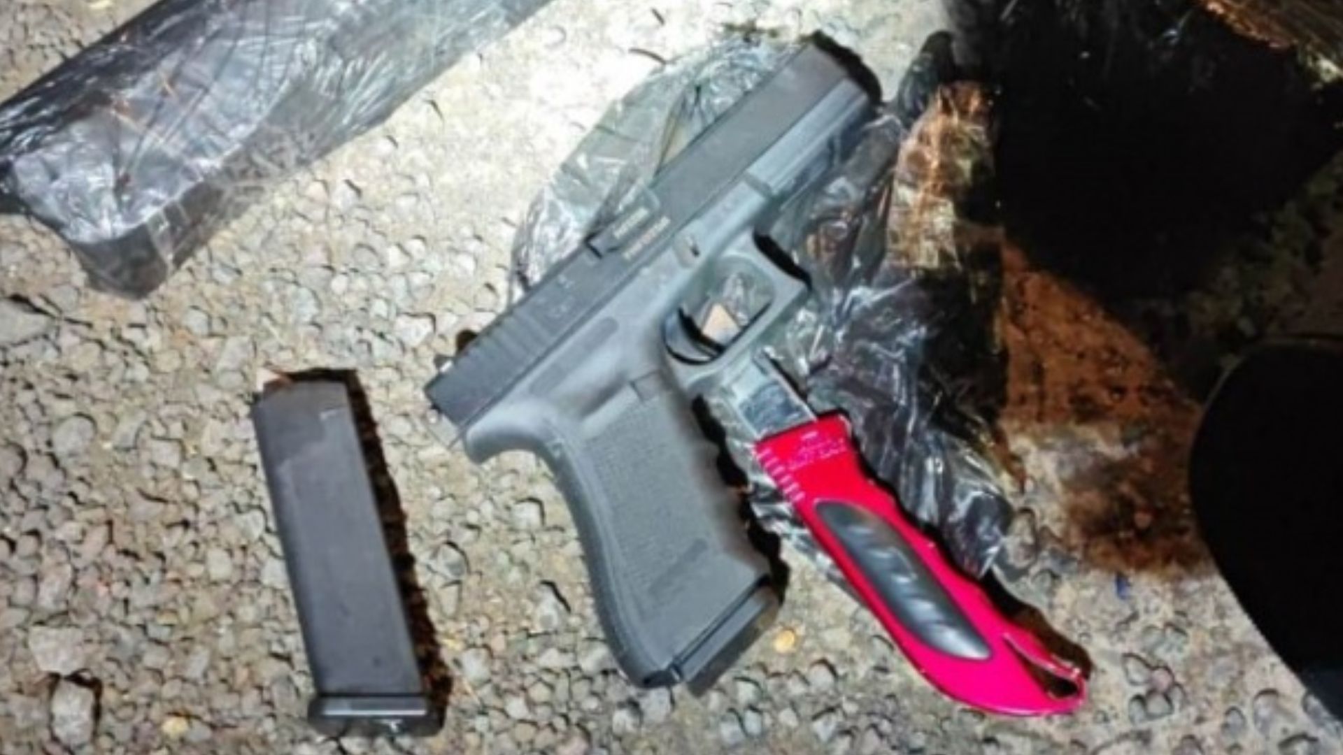 PRF flagra condutor portando arma de uso restrito e munição de guerra durante fiscalização