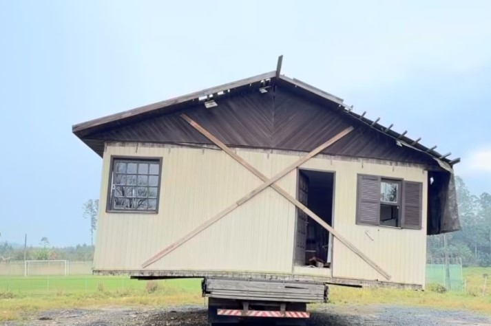 Casa abandonada em cima de caminhão preocupa Defesa Civil por risco de desabamento