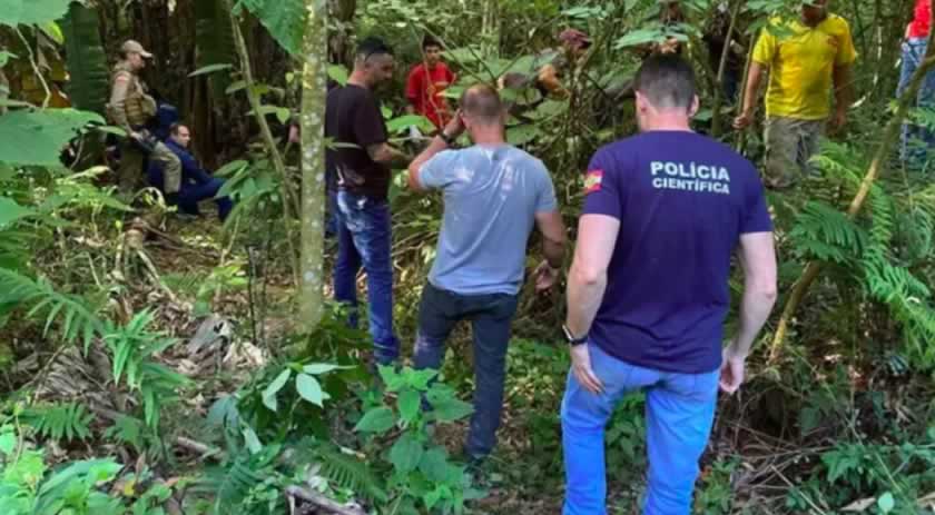 Após mortes de mãe e padrasto, filhas são achadas mortas e enterradas em SC