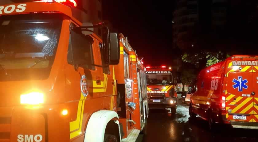 Incêndio atinge depósito aos fundos de restaurante no centro