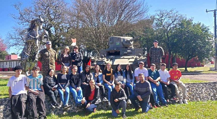 Alunos do Ceja de Maravilha visitam quartel do Exército