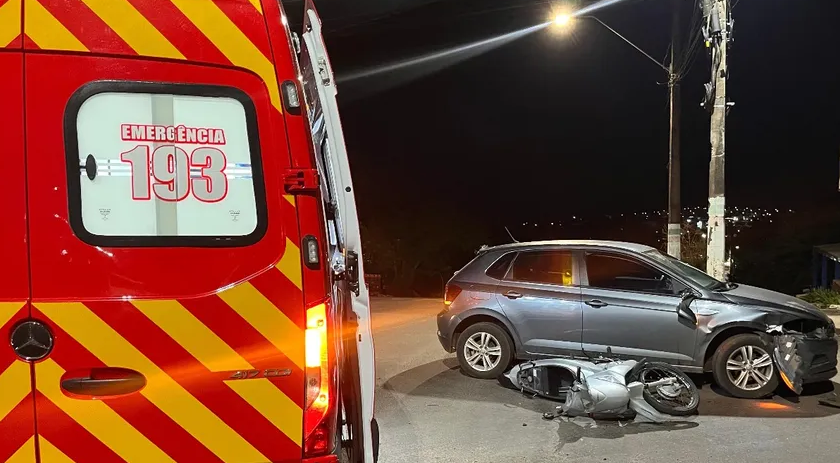 Colisão entre carro e moto deixa mulher ferida