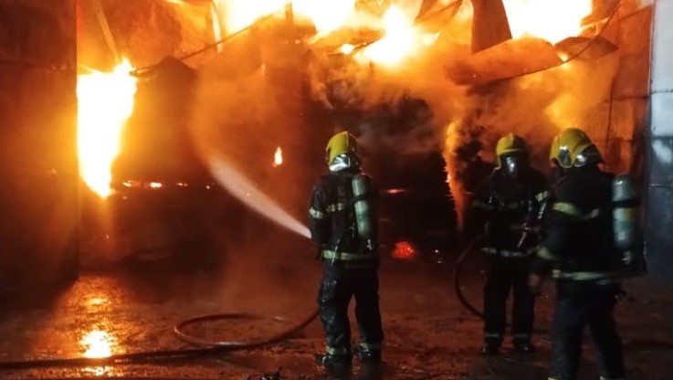 Bombeiros utilizam 60 mil litros de água para combater incêndio