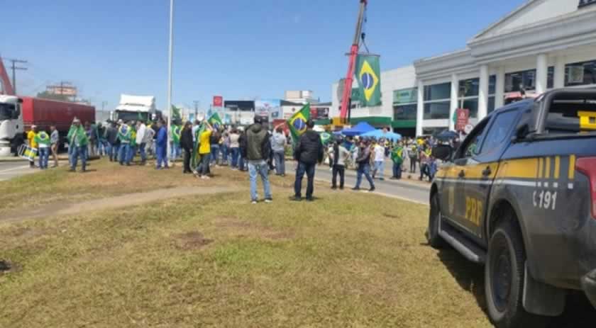 Bloqueios voltam a ocorrer em SC e PRF negocia com manifestantes; veja trechos