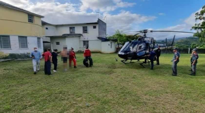 Aluno de 15 anos esfaqueia professor após ser reprovado