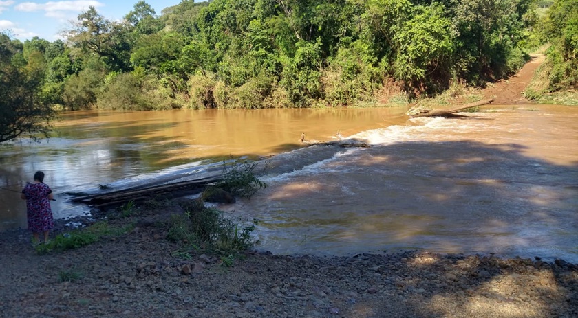 Duas pontes caem por conta das fortes chuvas