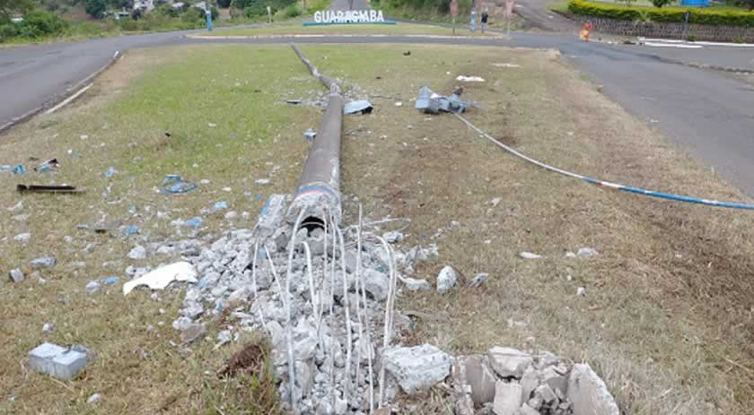 Carreta sobe em canteiro e derruba poste na BR 163