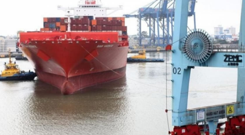 Vento de mais de 50 km/h torna manobras de navios arriscadas e fecha portos em SC