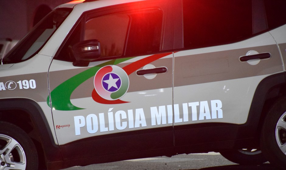 Homem danifica motocicleta da companheira por ciúmes