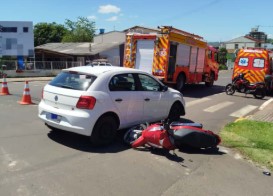 Mulher é conduzida ao hospital após acidente entre carro e moto