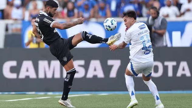 Cruzeiro vence o Botafogo e cola na liderança do Brasileirão