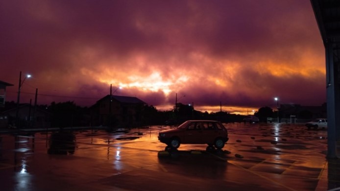 Pôr do sol com tons de rosa encanta moradores