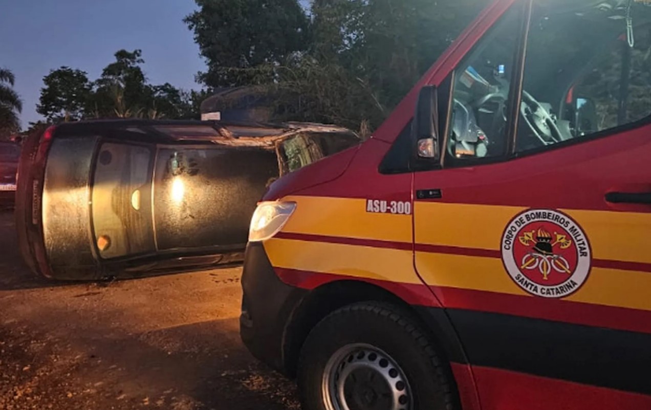 Mulher perde o controle e capota carro no interior