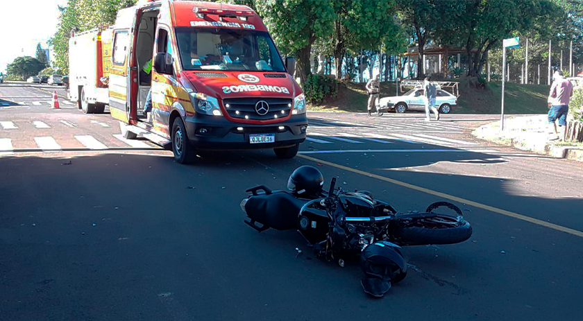 Colisão entre carro e moto deixa dois feridos