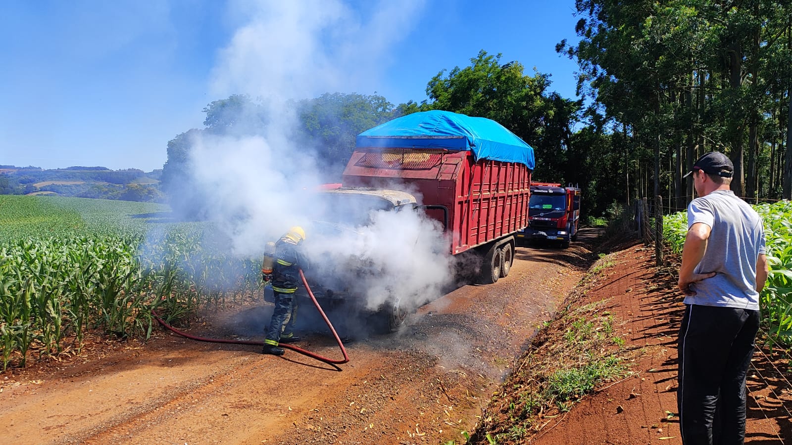 Bombeiros combatem incêndio em caminhão que transportava maravalha