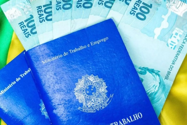 Saiba quando cai a primeira parcela do 13º para trabalhadores CLT e servidores públicos