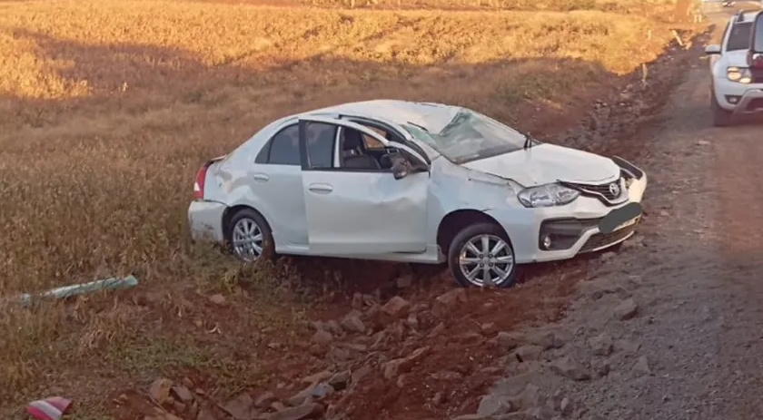 Condutor perde controle e capota carro na SC-305
