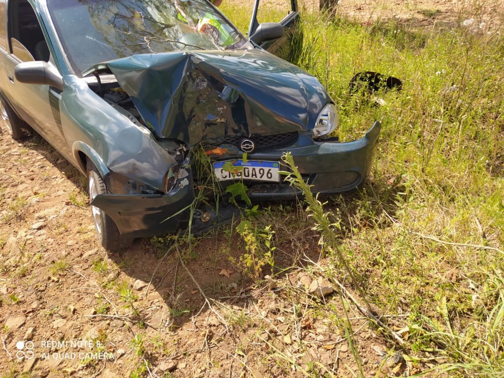 Jovem fica ferido após colidir carro em árvore na SC-163