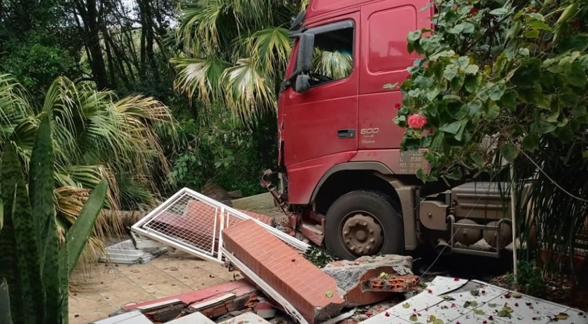 Caminhão desgovernado colide em muro de residência