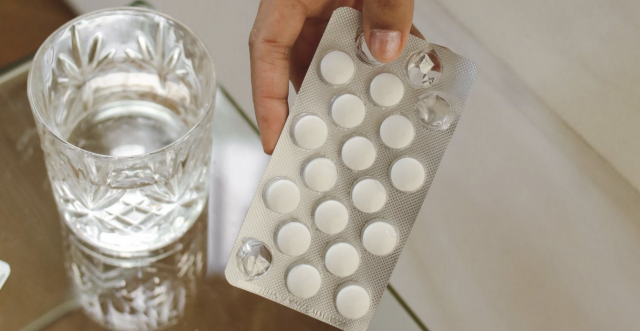 Anvisa suspende venda e uso de lote de medicamento contra febre e dores após suspeita de contaminação por fungo