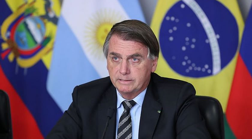 Bolsonaro oficializa a saída de 9 ministros do governo