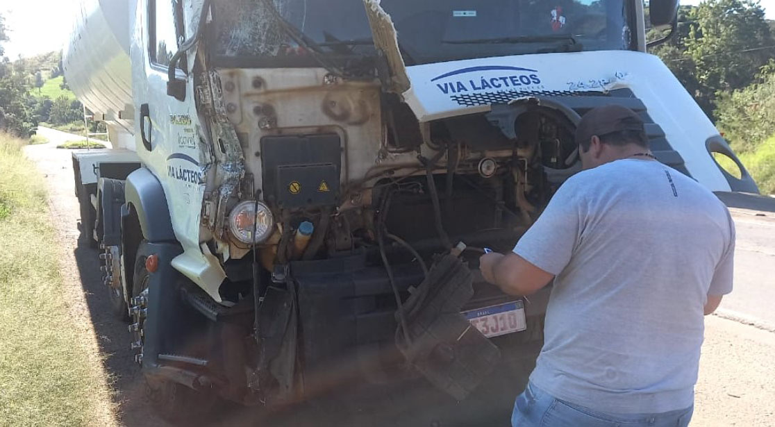 Batida entre caminhões mobiliza Bombeiros na BR 163 em Guaraciaba
