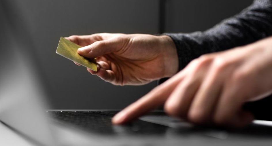 Quatro em cada 10 brasileiros já foram alvo de fraudes pela internet