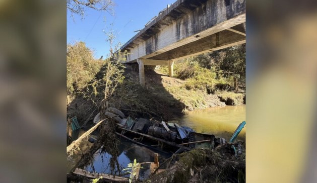 Caminhão cai de ponte e motorista morre submerso na SC-114