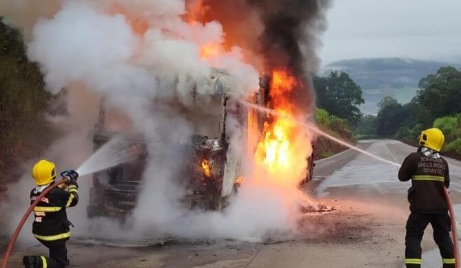 Carreta carregada com farinha de trigo pega fogo na SC-305