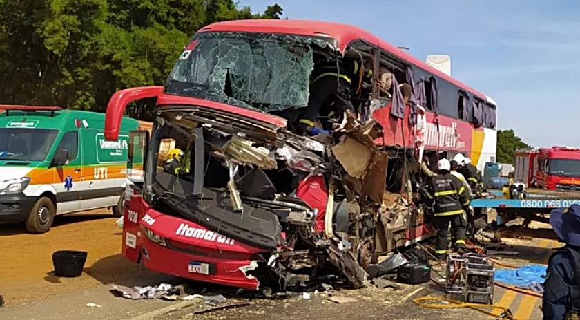 Acidente grave entre ônibus e carreta deixa 11 mortos na BR-163 em MT