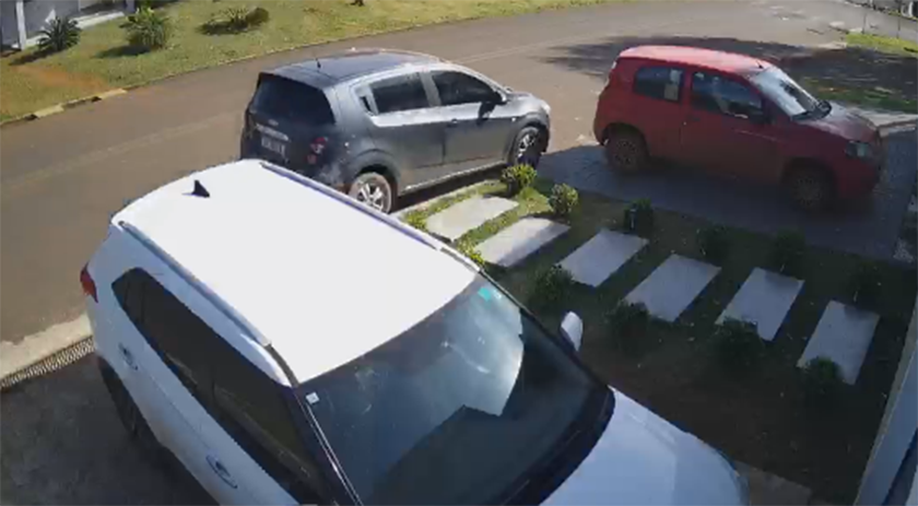 Veículo desgovernado colide violentamente em árvore