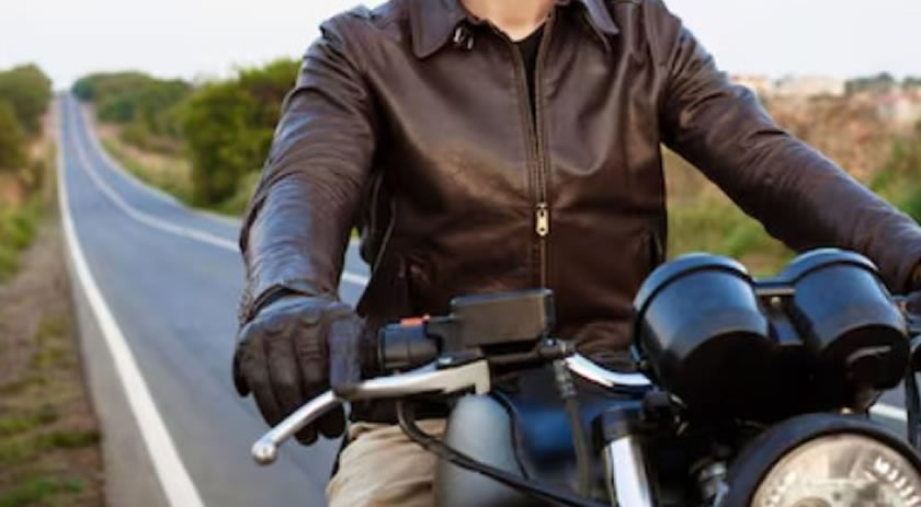 Adolescente é flagrado pilotando motocicleta sem habilitação e sem capacete