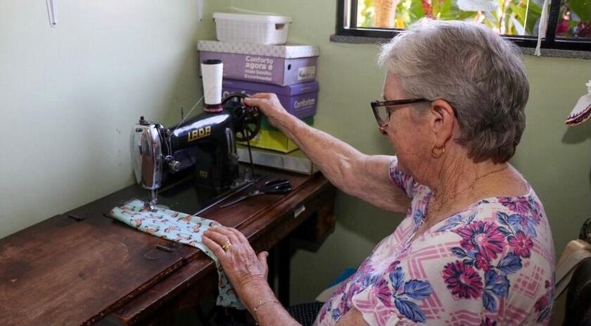 Costureira de 87 anos doa roupas de bonecas para crianças de creche