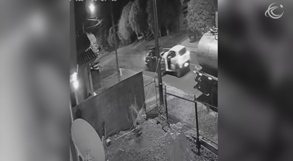 Carro arrasta veículo de aplicativo que atinge caminhão no bairro Peperiguaçu, vejo o vídeo