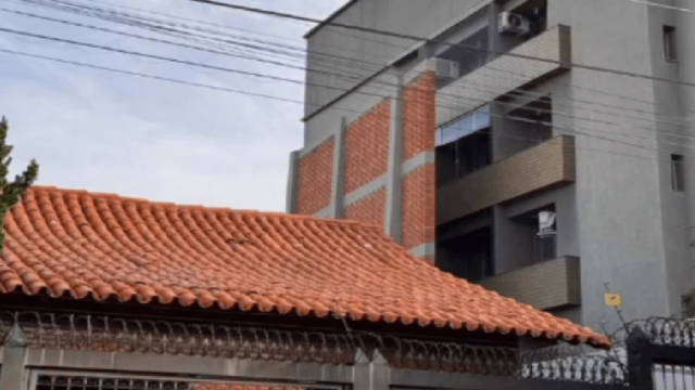 Morador constrói muro de 13 metros para garantir privacidade e viraliza nas redes