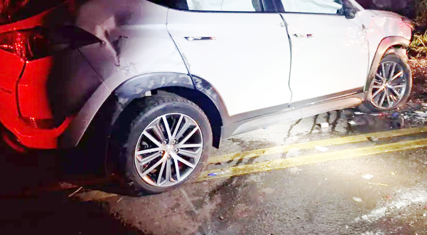 Motorista abandona carro após sair da pista e bater em barranco na SC-386