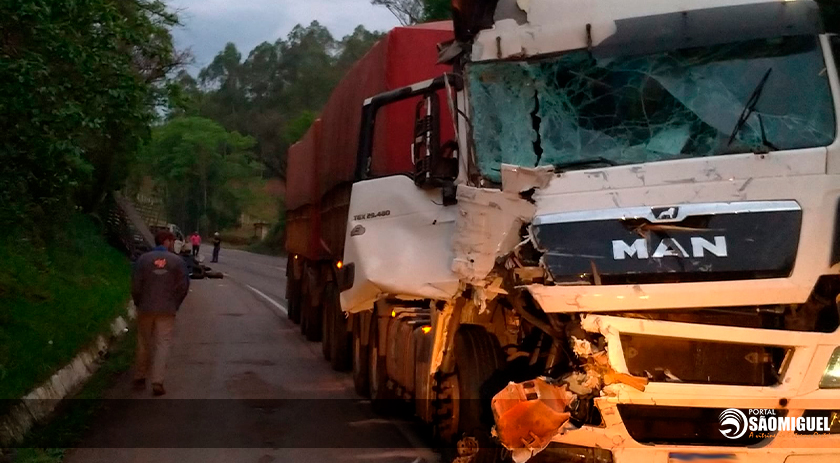 Homem fica ferido em acidente com dois caminhões próximo a ponte do Rio das Antas