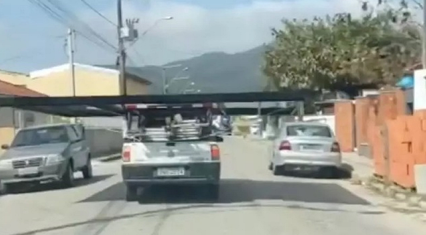 Saveiro carrega placa gigante, desvia de carros e quase causa acidente em SC