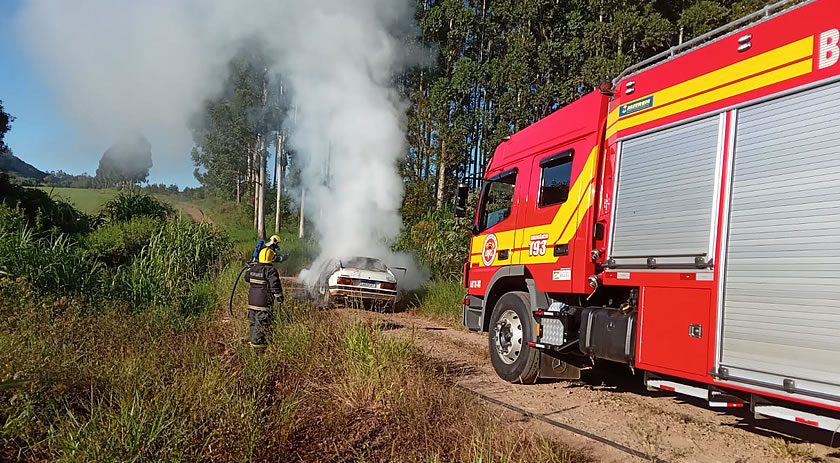 Veículo é consumido por fogo; motorista não se feriu
