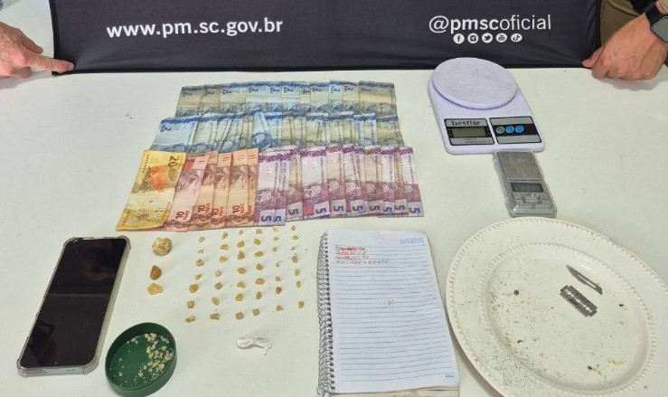 Homem é preso por tráfico de drogas após PM flagrar entrega de crack